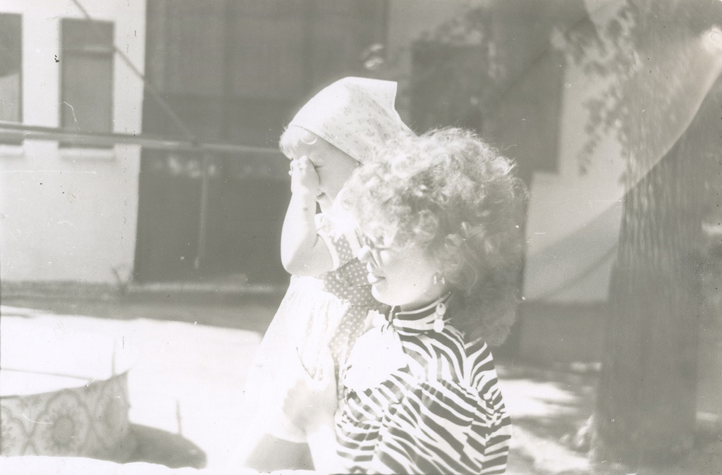 «В зоопарке. Ракурсы», 1980-е, г. Москва. Московский зоопарк. Справа налево: Наталья и Вера Юрьевна Левченко.