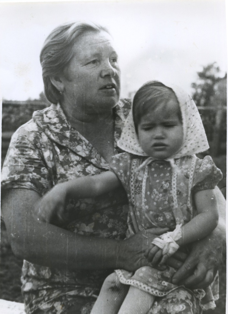 Бабушка с внучкой, 1980-е, г. Тобольск. Светлана Яковлевна Шанаурова и Лена Плаксина (на руках).
