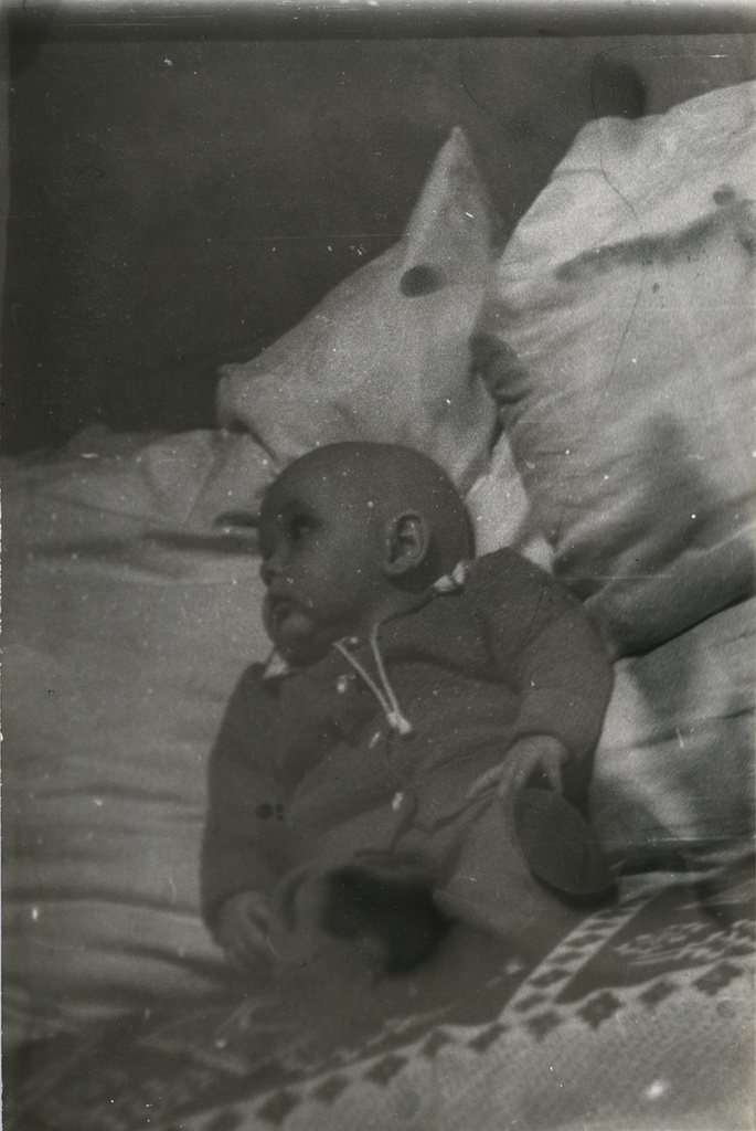 Девочка на кровати, 1986 год, г. Москва. Вера Юрьевна Левченко. Надпись на обороте фотографии: «5,5 месяцев».