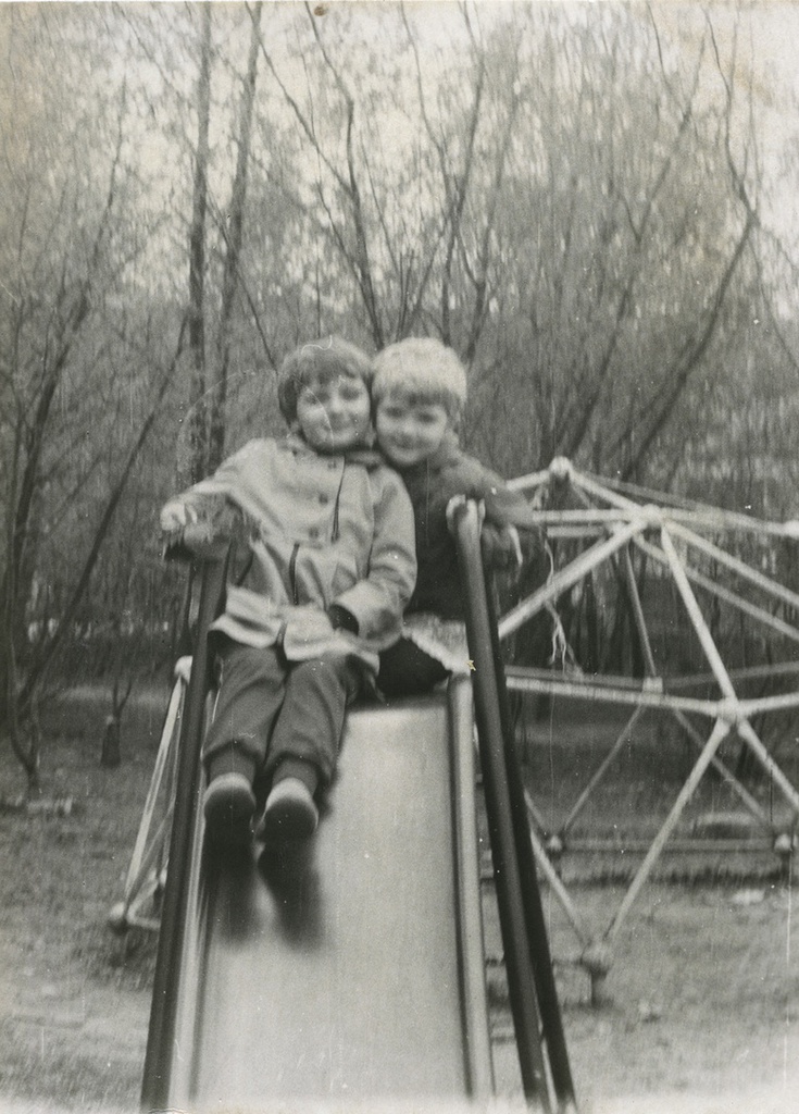 С горки, 1990-е, г. Москва. Справа налево: Татьяна Юрьевна Левченко и Вера Юрьевна Левченко.