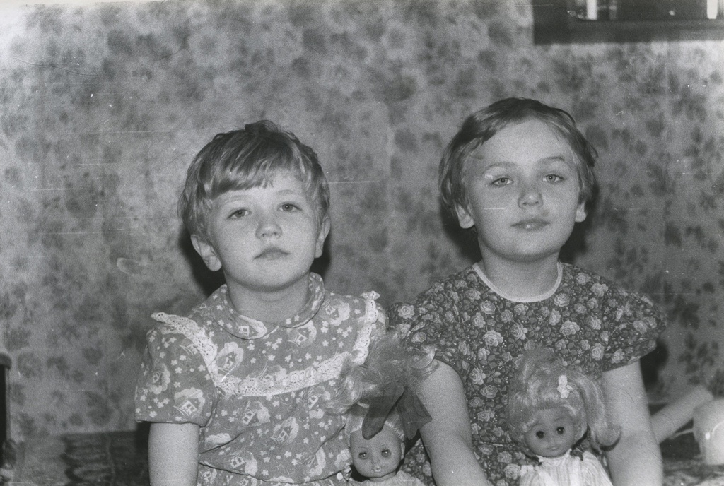 «2 девочки, 2 куклы», 1990-е, г. Москва. Справа налево: Вера Юрьевна Левченко и Татьяна Юрьевна Левченко.
