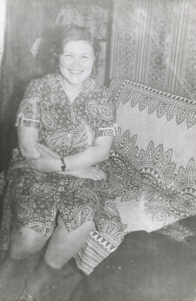 Женщина на диване, 1980-е, г. Москва. Елена Степановна Левченко.