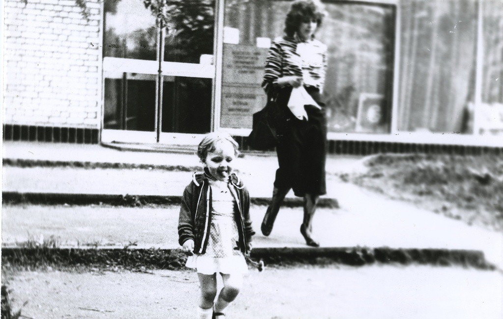 По лестнице вниз, 1980-е, г. Москва. Московский зоопарк. Слева направо: Вера Юрьевна Левченко и Наталья.&nbsp;