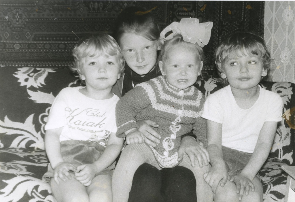 4 сестры, 1990-е, г. Тобольск. Слева направо: Таня Левченко, Света Черкашина, Ира Черкашина, Вера Левченко.