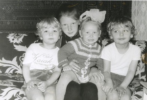 4 сестры, 1990-е, г. Тобольск. Слева направо: Таня Левченко, Света Черкашина, Ира Черкашина, Вера Левченко.Выставка «Две сестры» с этой фотографией.