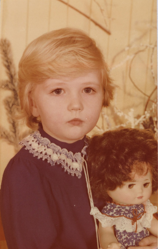 Девочка в синем платье с куклой, январь 1991, г. Москва. Таня Левченко. Надпись на обороте фотографии: «I – 91г.».