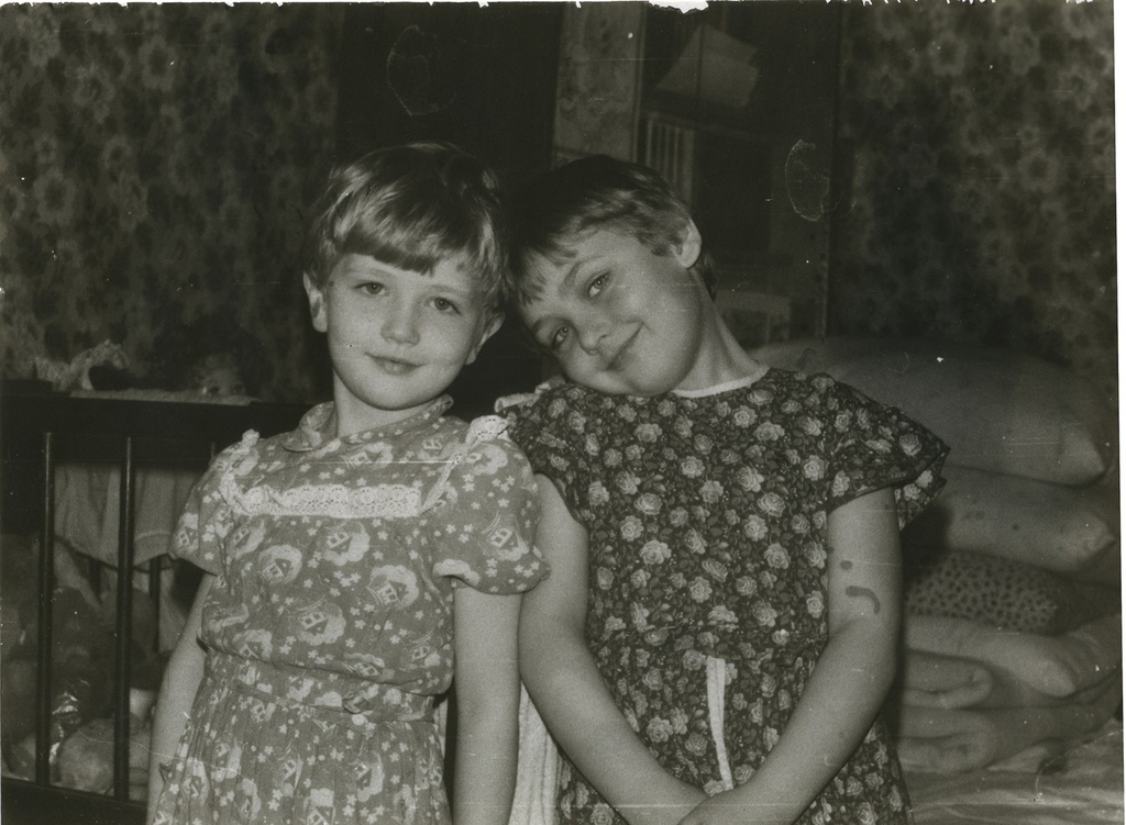 Сестры в платьях, 1990-е, г. Москва. Слева направо: Татьяна Юрьевна Левченко и Вера Юрьевна Левченко.