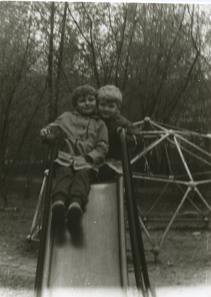 Перед спуском, 1990-е, г. Москва. Справа налево: Татьяна Юрьевна Левченко и Вера Юрьевна Левченко.