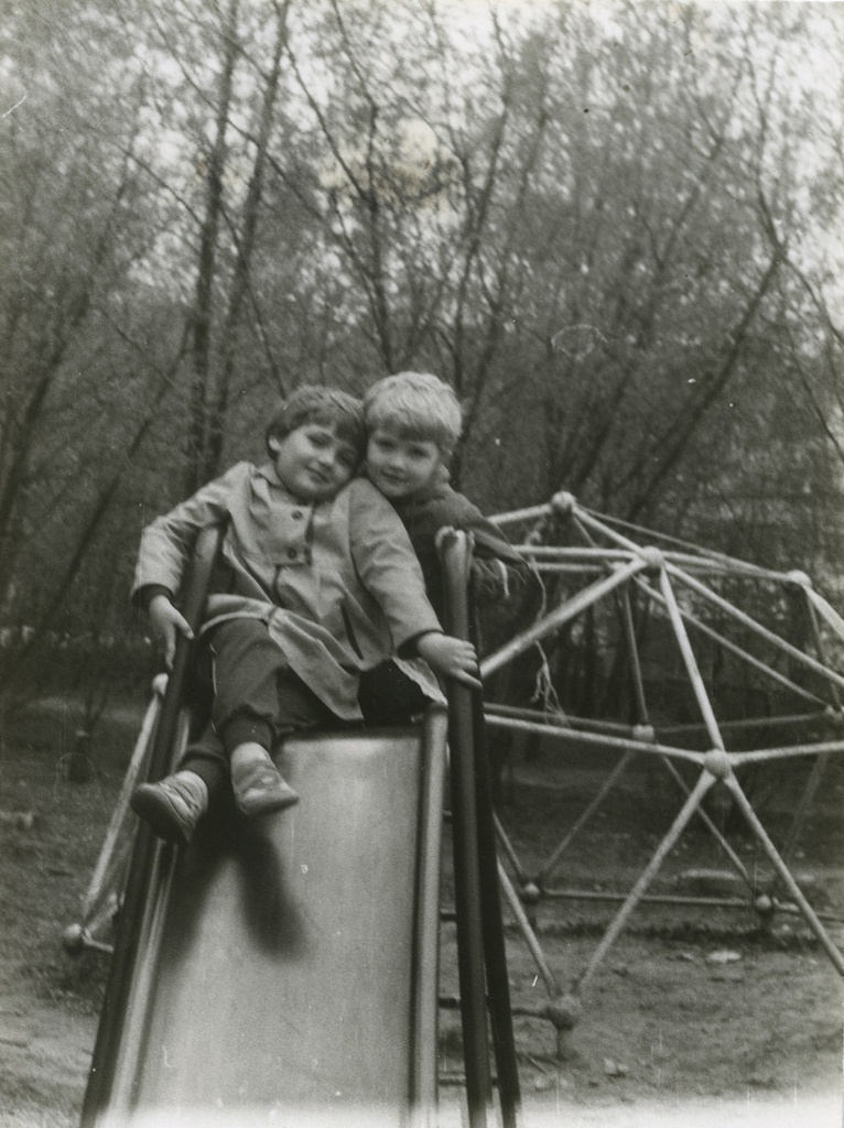 «С горки. Ракурсы», 1990-е, г. Москва. Справа налево: Татьяна Юрьевна Левченко и Вера Юрьевна Левченко.