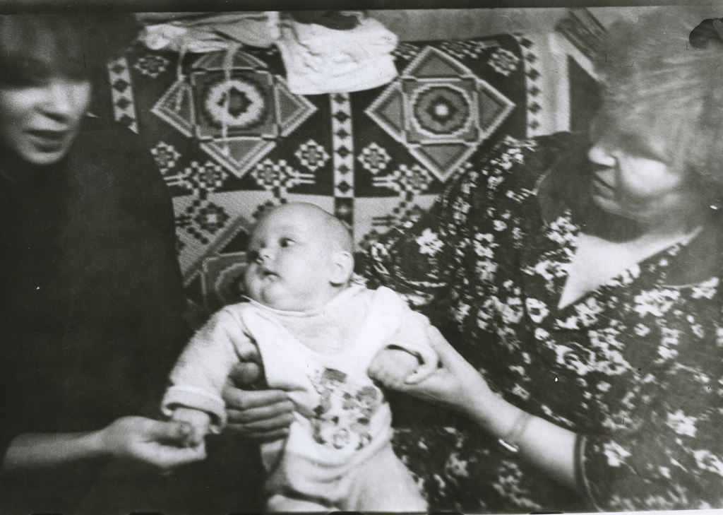 Две женщины и младенец, 1985 год, г. Москва. Слева направо: Наталья, Вера Юрьевна Левченко, Тамара Ильинична Лутовинина.