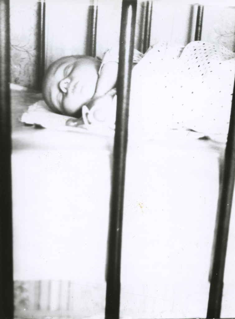 Младенец, 1980-е, г. Москва. Надпись на обороте фотографии: «3 нед.».