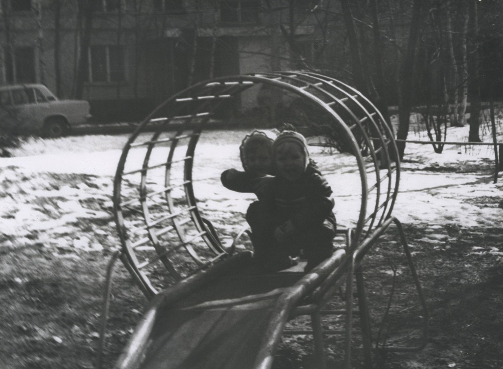 Во дворе на горке, 1980-е, г. Москва. Справа налево: Татьяна Юрьевна Левченко и Вера Юрьевна Левченко.