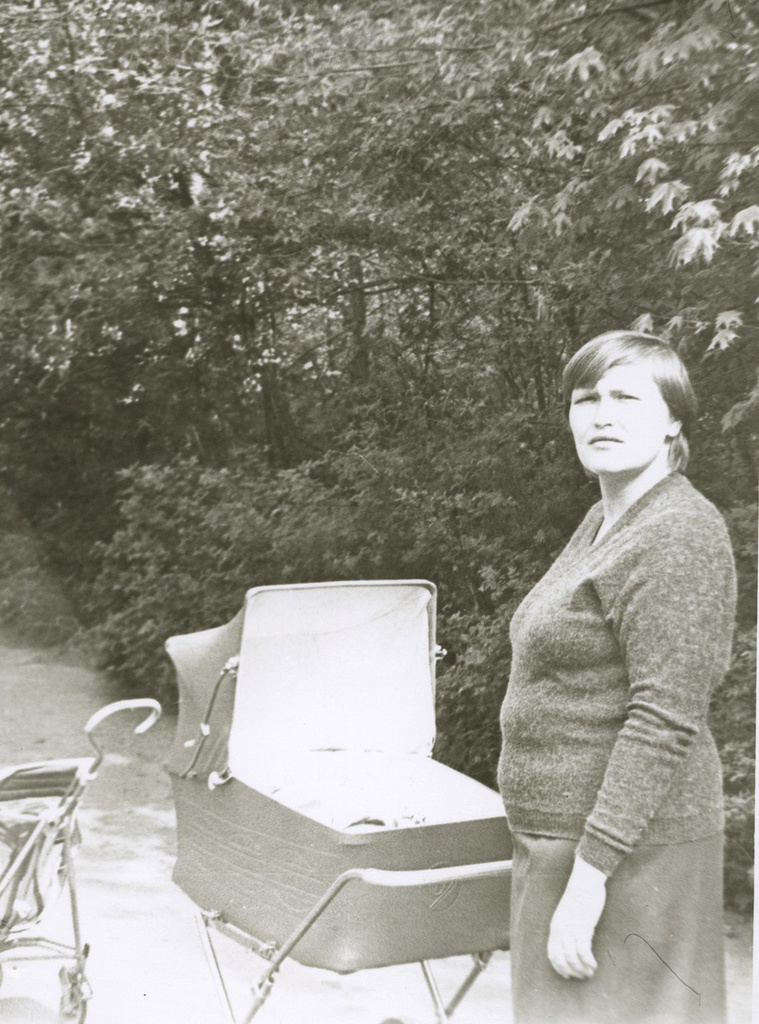Мама с коляской, 1980-е, г. Москва. Елена Степановна Левченко, Татьяна Юрьевна Левченко (в коляске).