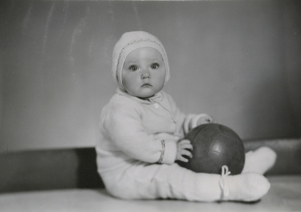 Мяч, 1986 год, г. Москва. Вера Левченко. Надпись на обороте фотографии: «9 месяцев».