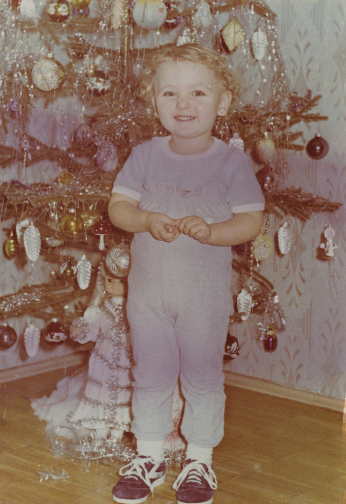 У соседской елки, 9 января 1988, г. Москва. Вера Юрьевна Левченко (2 года 5 месяцев). Дружили с соседями. Это их елка.