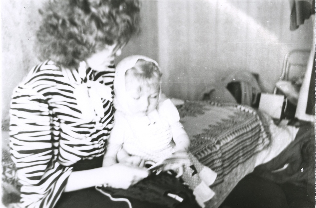 «Перед прогулкой. Ракурсы», 1980-е, г. Москва. Слева направо: Наталья и Вера Юрьевна Левченко.
