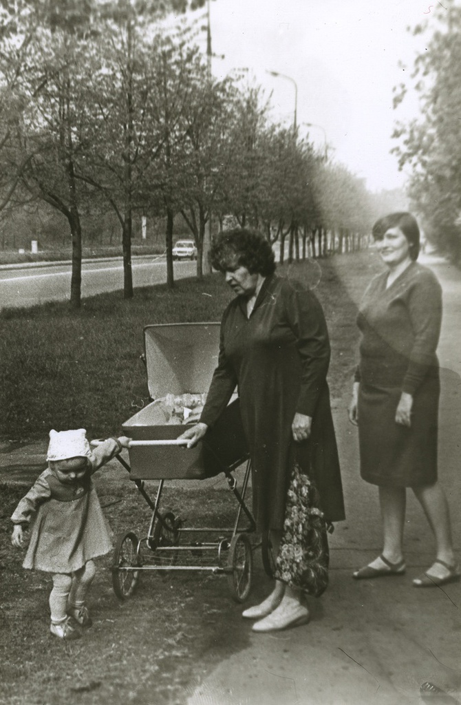 Две женщины и два младенца на прогулке, 1987 год, г. Москва