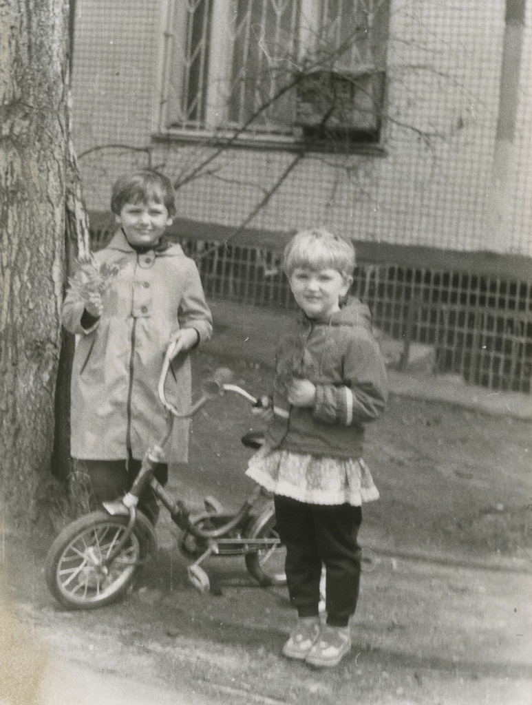 Велосипед, 1990-е, г. Москва. Слева направо: Вера Юрьевна Левченко и Татьяна Юрьевна Левченко.&nbsp;