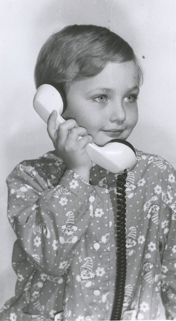 Телефонный разговор, 1990 год, г. Москва. Вера Юрьевна Левченко в детском саду.