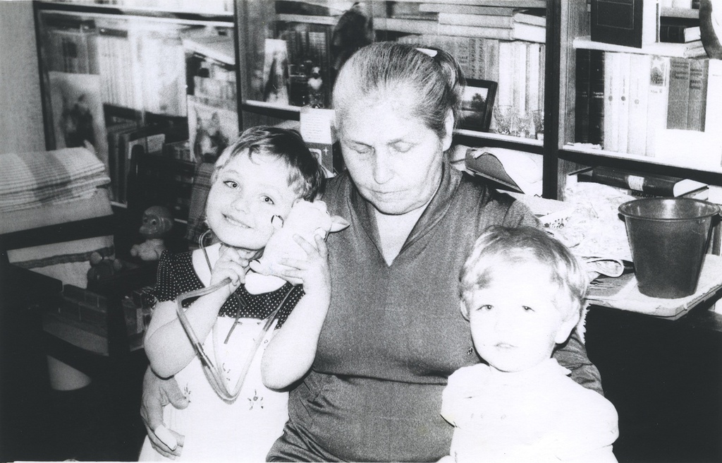 «Свинка», 1980-е, г. Москва. Справа налево: Вера Юрьевна Левченко, Тамара Ильинична Лутовинина, Татьяна Юрьевна Левченко.