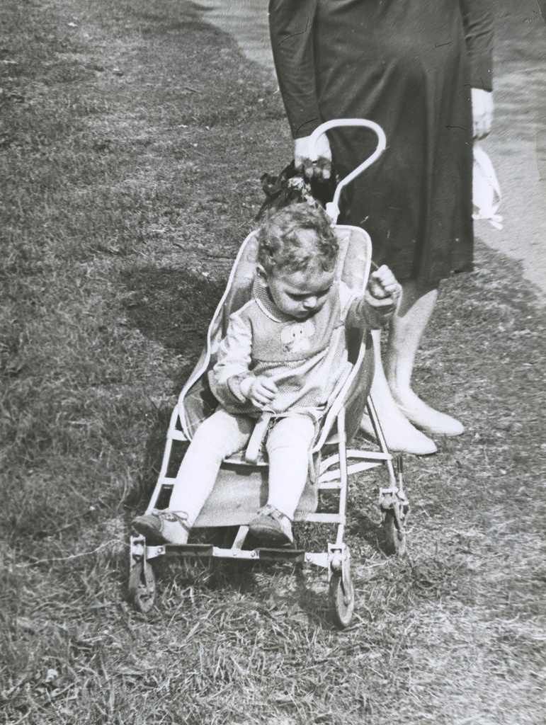 В прогулочной коляске, 16 мая 1987, г. Москва. Вера Юрьевна Левченко.