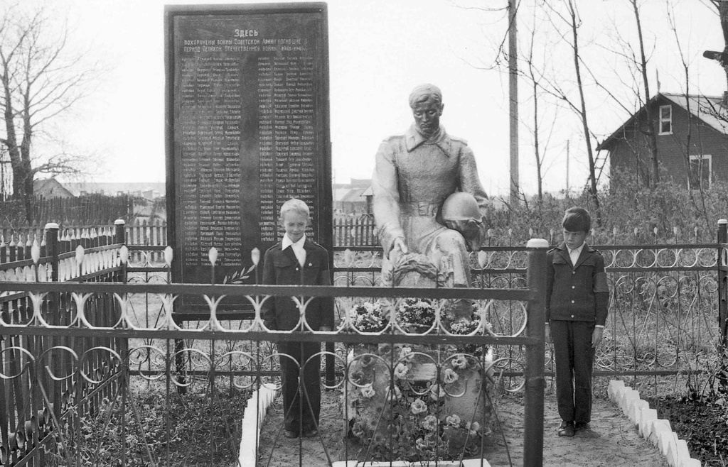 Почетный караул на воинском захоронении, 9 мая 1979, Калининская обл., Старицкий р-н, дер. Орешки