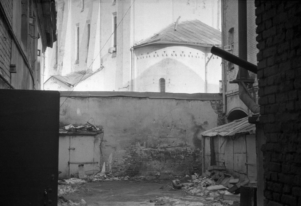 Внутренний двор напротив Никольской Старообрядческой церкви в Москве, март - апрель 1987, г. Москва, Заставный пер.