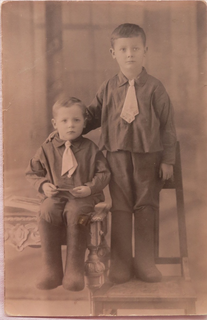 Братья Гавриловы, 1924 год, г. Иркутск. «Мой отец Евгений Гаврилов, 5 лет и его младший брат Александр Гаврилов, 3 года».