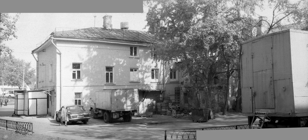 Московские дворы и здания конца 80-х годов, 1 апреля 1985 - 31 мая 1988, г. Москва. Изображение смонтировано из двух фотографий.