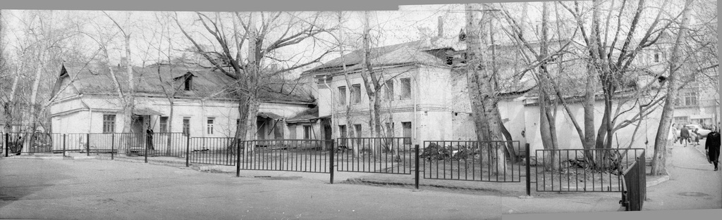 Московские дворы и здания конца 80-х годов, 1 апреля 1985 - 31 мая 1988, г. Москва. Панорама смонтирована из трех фотографий.