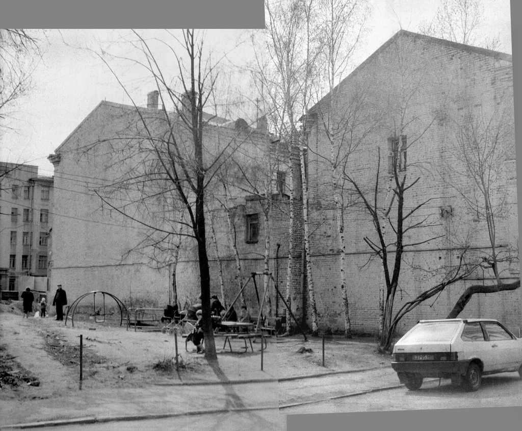 Московские дворы и здания конца 80-х годов, 1 апреля 1985 - 31 мая 1988, г. Москва. Изображение смонтировано из двух фотографий.