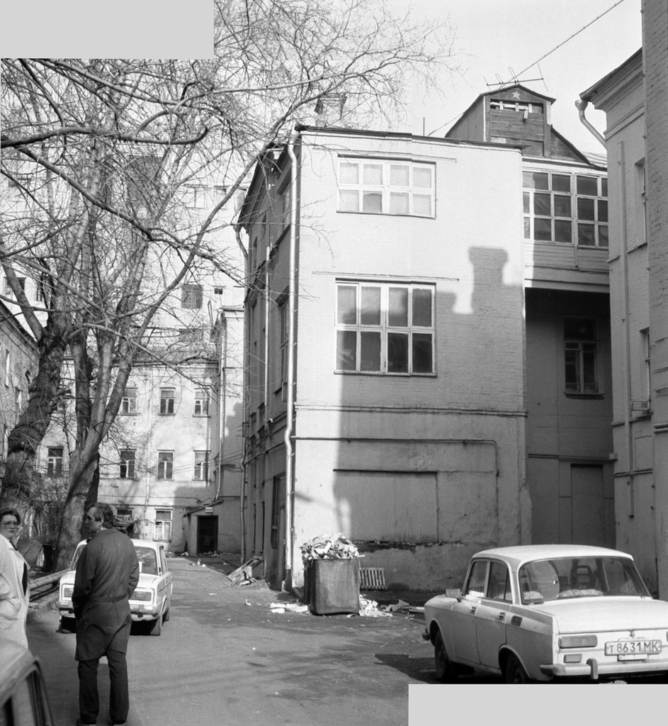 Московские дворы конца 80-х годов, апрель 1989, г. Москва. Изображение смонтировано из двух фотографий.