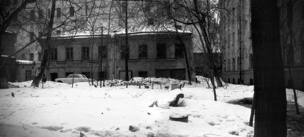Московские дворы конца 80-х годов, 1988 год, г. Москва, Тверской р-н. Изображение смонтировано из двух фотографий.
