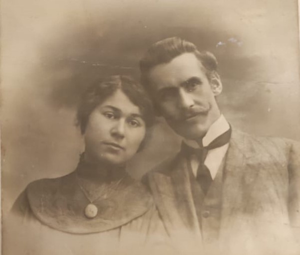 Серафима Николаевна Суханова с мужем Иваном Наумовичем Турлаповым, 1914 год, Гродненская губ., Брестский у., г. Брест-Литовск. Родная сестра моего прадеда Валентина Николаевича Суханова во время свадебного путешествия.Фотография из архива Митяя Тишкина.