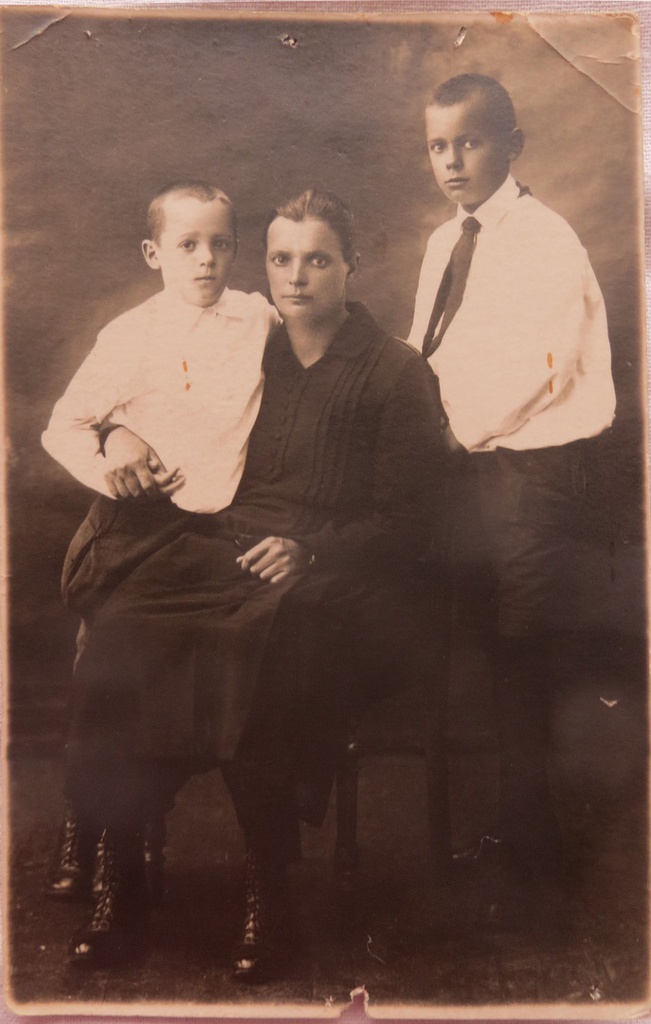 Семья Гавриловых, 1929 год, г. Иркутск. Справа – мой отец Евгений Гаврилов (10 лет), в центре – моя бабушка Мария Николаевна Гаврилова, слева – младший брат моего отца Александр (8 лет).&nbsp;