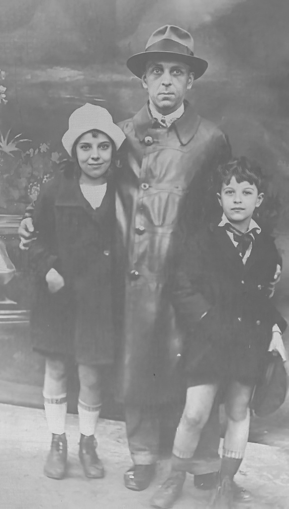 Портрет поэта Павла Антокольского с детьми, 1929 год, г. Москва