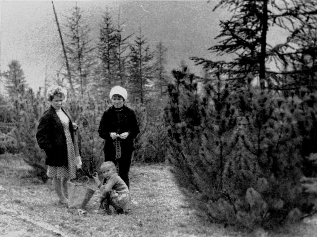 В лесу, 8 августа 1967, Магаданская обл., п. Хатакчан. Фотография из архива Нелли Михайловны Копытовой.