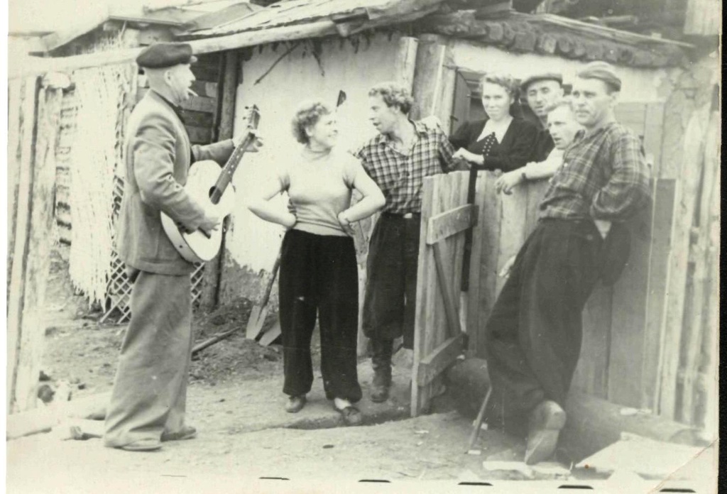 Веселая компания, 13 июня 1952, о. Сахалин. Фотография из архива Нелли Михайловны Копытовой.