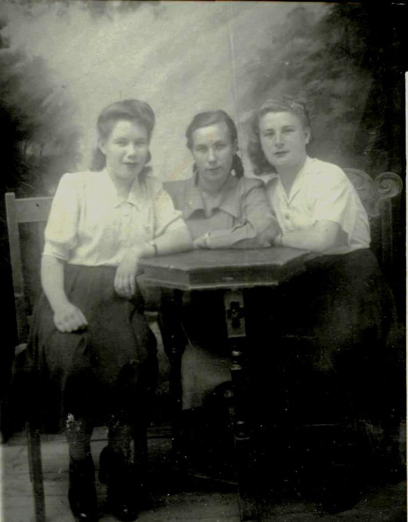 Подруги, 19 мая 1953, Хабаровский край, п. Советская Гавань. Фотография из архива Нелли Михайловны Копытовой.