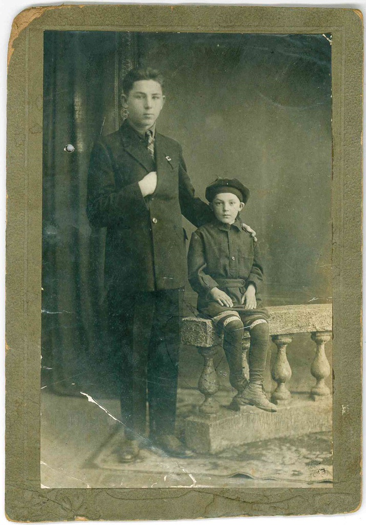 Иван Михайлович Китайкин (стоит) 1914 года рождения, 1 января 1930 - 28 августа 1935, Московская обл.,г. Ногинск. Фотография из архива Ирины Бянкиной.