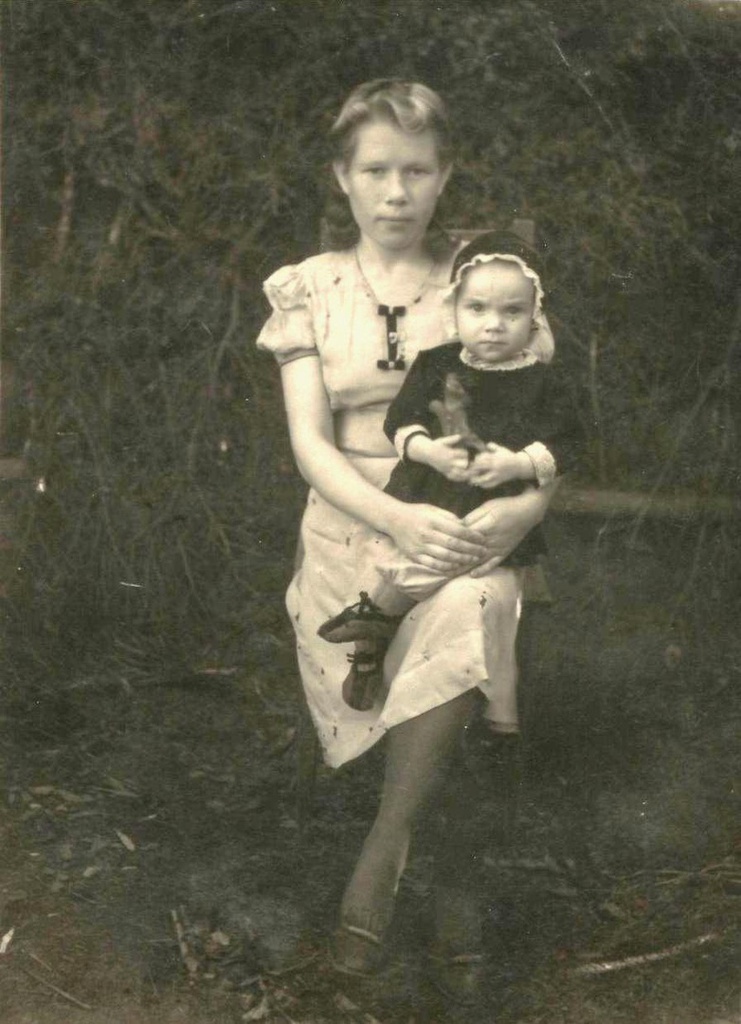 Двойной портрет, 9 марта 1950, Алтайский край, г. Бийск. Фотография из архива Нелли Михайловны Копытовой.Выставка «Лица 1950-го» с этой фотографией.