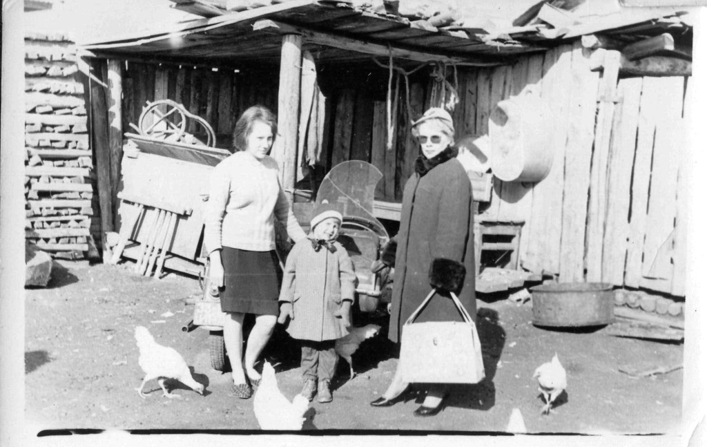 В гостях, 3 мая 1966, Иркутская обл., Шелеховский р-н. Фотография из архива Нелли Михайловны Копытовой.