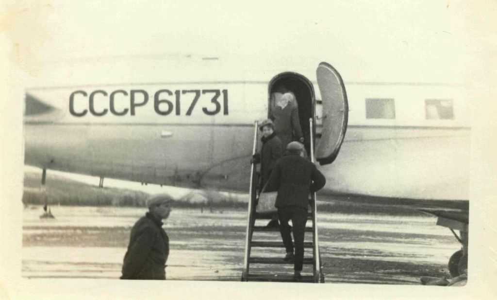 «Счастливого полета!», 15 апреля 1966, Магаданская обл., г. Сусуман. Фотография из архива Нелли Михайловны Копытовой.
