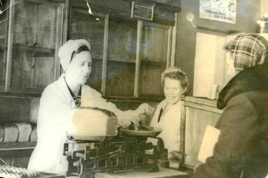 В магазине, 16 мая 1957, Хабаровский край, п. Монгохто. Фотография из архива Нелли Михайловны Копытовой.