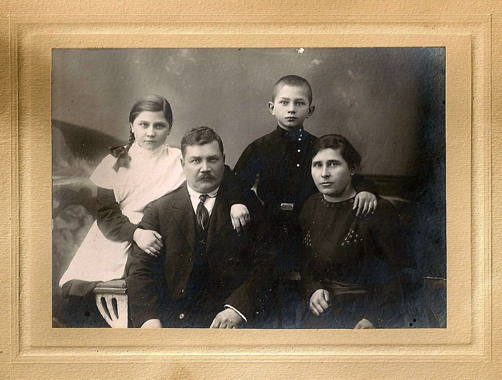 Семья Петровых, 1927 год, г. Харьков. Петровы – Павел Васильевич и Вера Яковлевна, дети – Лидия и Василий.