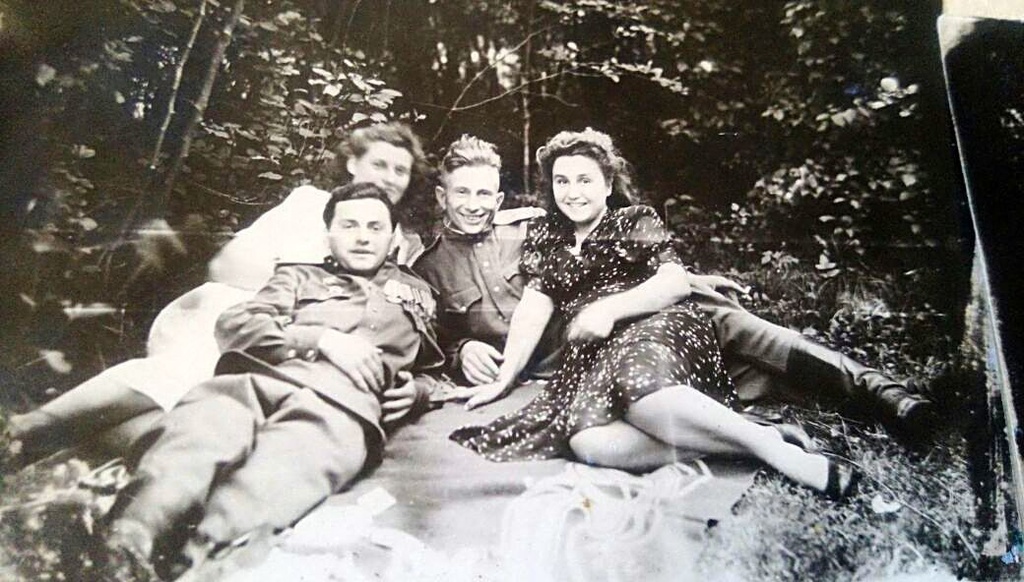 Летчики оккупационных войск на отдыхе в окрестностях Вены, 1946 год, Австрия, г. Вена. Справа - дедушка Емец Федор Евменович и бабушка Шумилина Вилена Васильевна, мама у нее в животике.&nbsp;