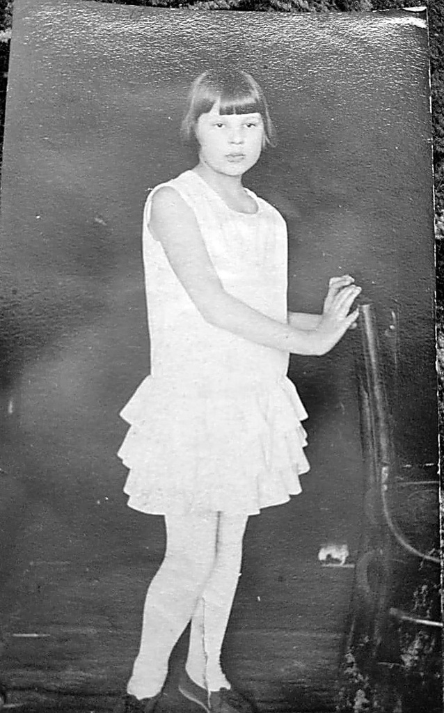 Нина, 1931 год, г. Иркутск. Надпись на обороте:&nbsp;«На память от Нины дяди Шумилину. 11.V.31г. Иркутск». Вероятно, подарена моему прадеду во время его службы.