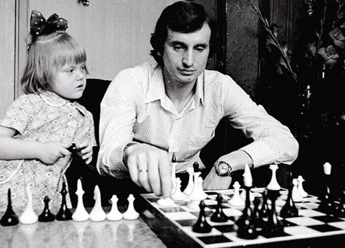 Шахматы с дочкой, 1981 год. Выставка «Прирожденный распасовщик» и&nbsp;&nbsp;«Отцы и дети» с этой фотографией.