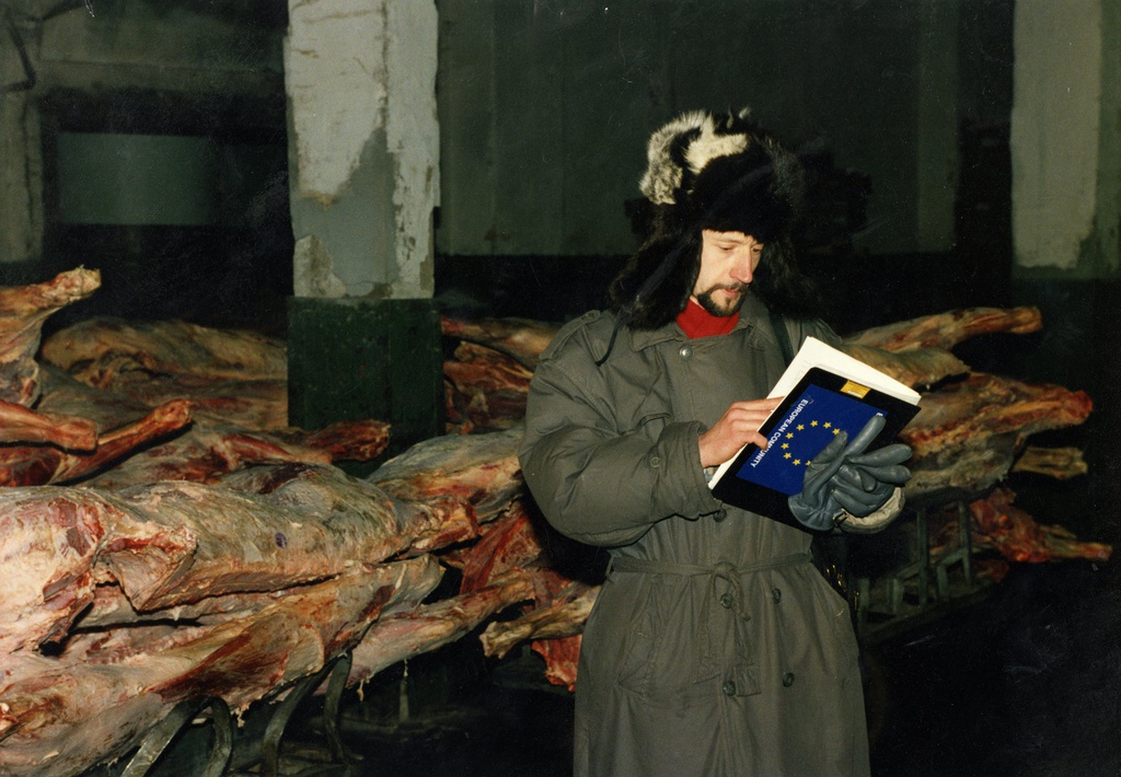 Помощь Европейского сообщества. Член группы, обеспечивающий сохранность грузов, 1992 год, г. Москва. Выставка «Москва 1990-х» с этим снимком.&nbsp;