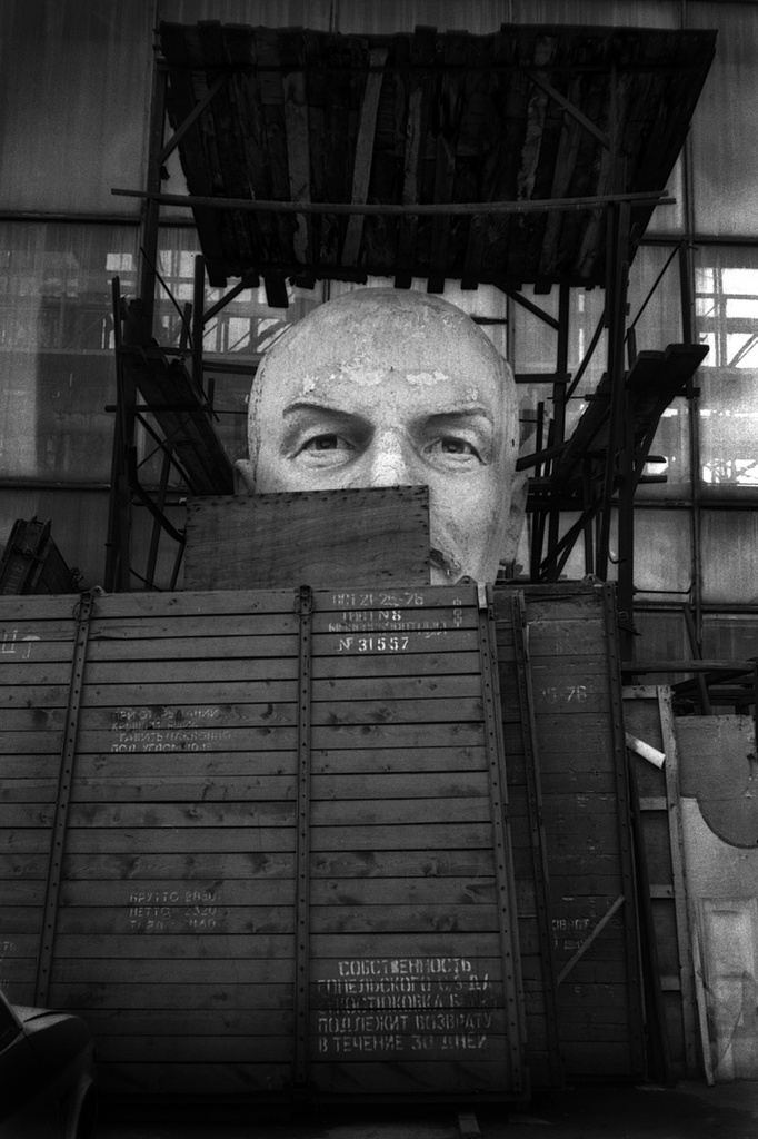 Диптих «Лениниана». Плакат на библиотеке имени В. И. Ленина, 1980-е, г. Москва. Выставка «Головы и бюсты» с этой фотографией.